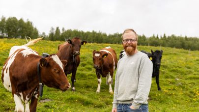 Med kross av bygg sammen med egenprodusert grovfôr kommer Jostein Østvang svært nært målet om å være selvforsynt med fôr til sine økologiske melkekyr. Foto: Morten Livenengen